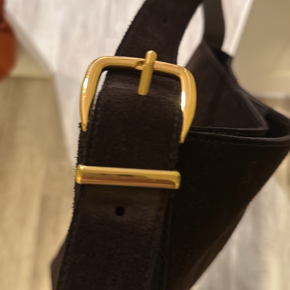 Madewell Essentials Suede Bucket Bag - Picture 5 of 10